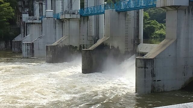 大雨の後の放水です、その後