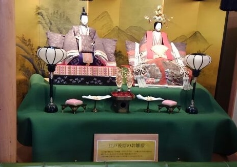 お雛様とのれん