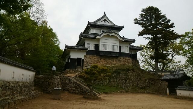 巨岩の上の備中松山城