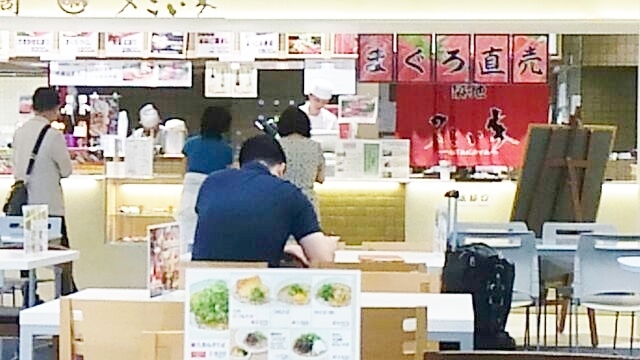 築地市場の新鮮まぐろ、羽田空港で