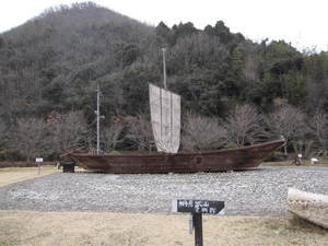山の中に高瀬船が