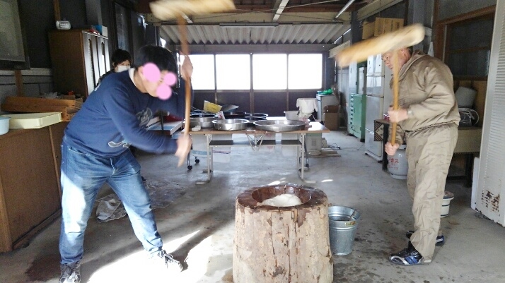 きねで餅つき