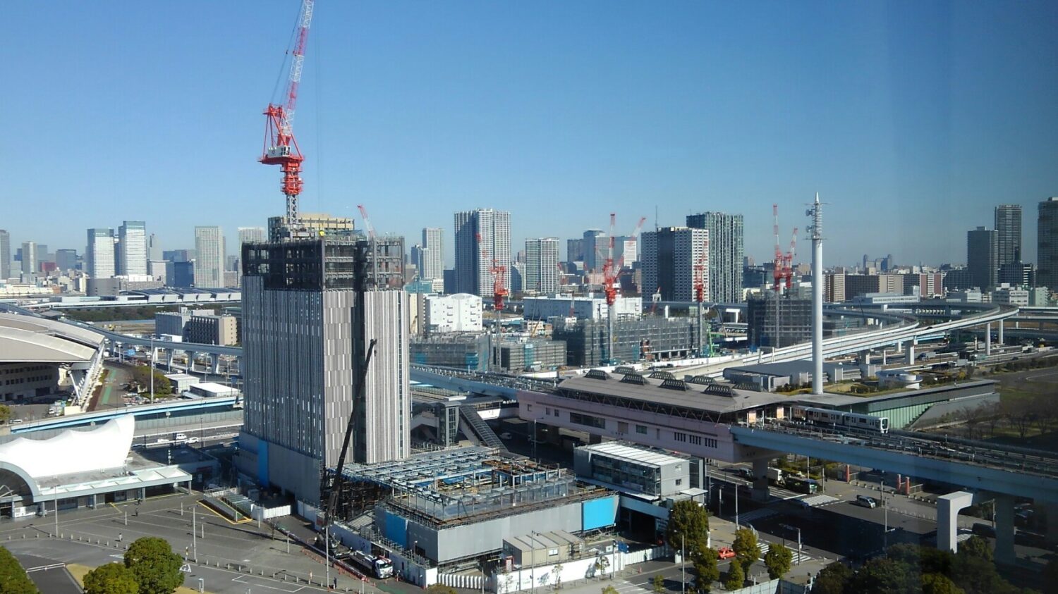 建設、工事ラッシュ…ガンダムも光って